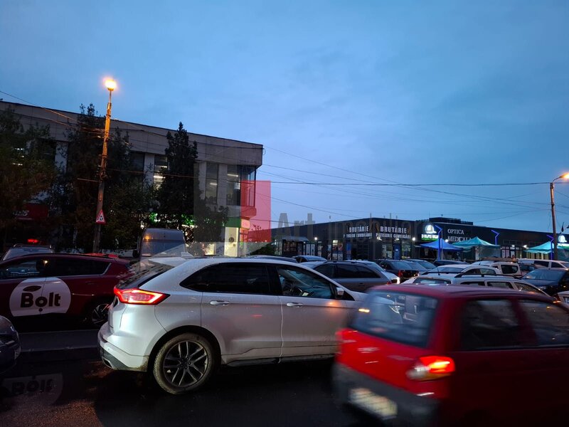 Piata Delfinului, Spatiu comercial  trafic pietonal