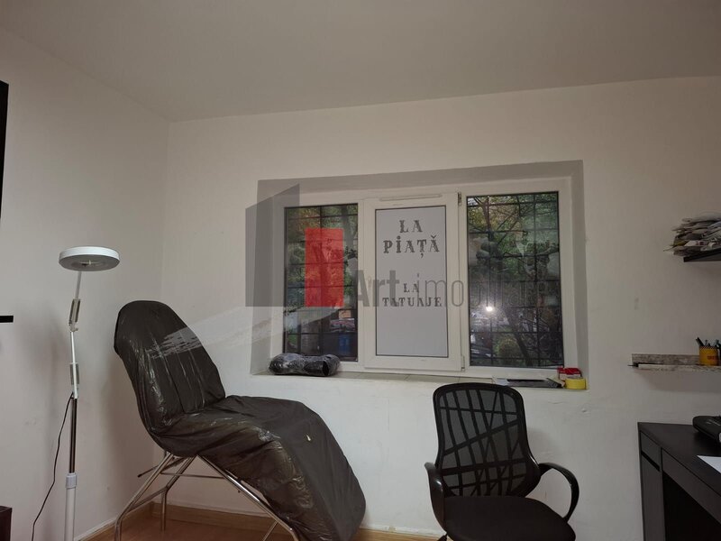 Piata Delfinului, Spatiu comercial  trafic pietonal