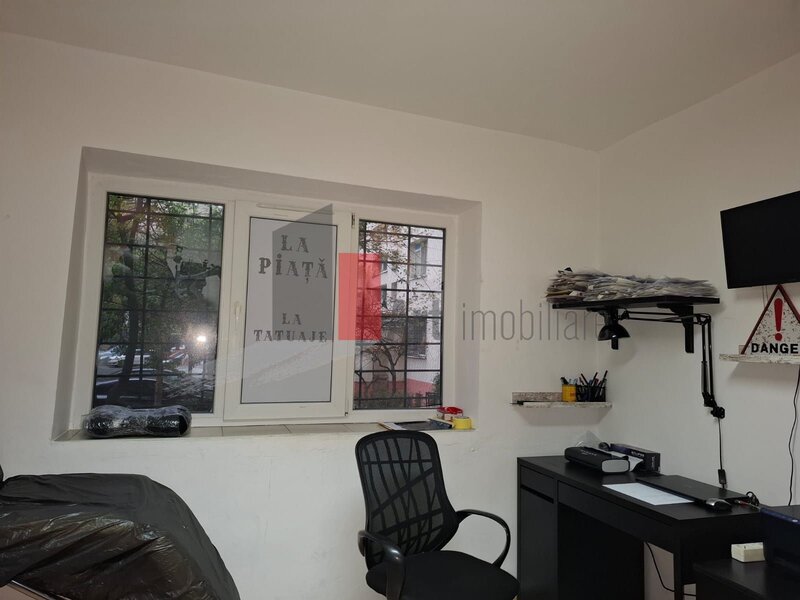 Piata Delfinului, Spatiu comercial  trafic pietonal