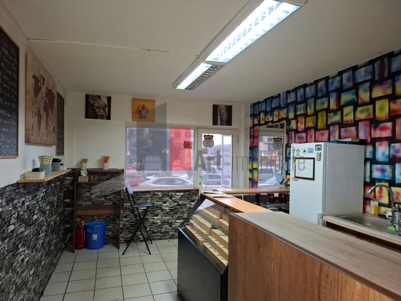 Piata Delfinului, Spatiu comercial  trafic pietonal