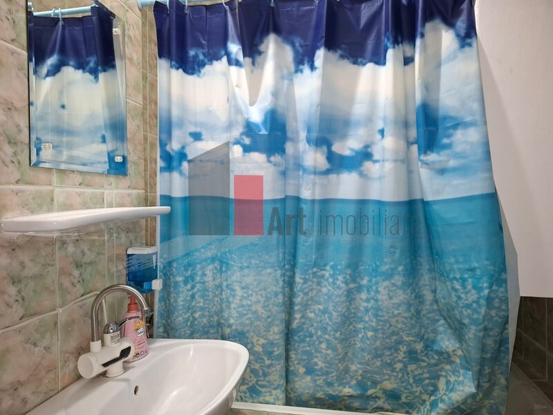 Piata Delfinului, Spatiu comercial  trafic pietonal